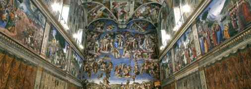Сикстинська капела із величною фрескою Страшного суду та непримітними дверима ліворуч, за якими кардинал перетворюється на Папу