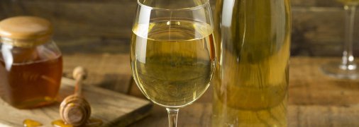 Медовуха – це давній алкогольний напій, але зараз його дедалі частіше п’є молодь.