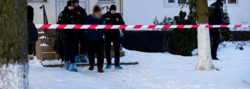 Задержанного выводят из здания