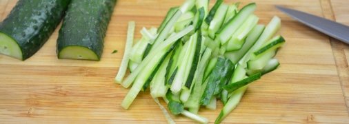 Салат з огірків підійде для дієтичної вечері