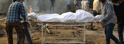 Очнулась за миг до кремации: больную коронавирусом женщину едва не сожгли заживо в погребальном костре