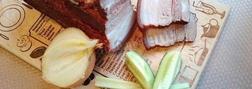 Грудинка в цибулинні