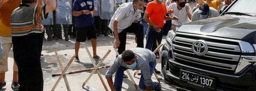 В Тунисе протест у здания парламента перерос в столкновения, в ход пошли камни и бутылки: в чем причина (фото, видео)