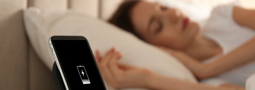 Многие привыкли заряжать телефон, пока и сам спит