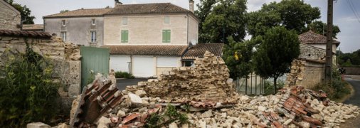 Сильное землетрясение во Франции: есть пострадавшие, разрушены жилые дома, школы и церкви