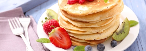 Вкусные банановые оладьи с клубникой