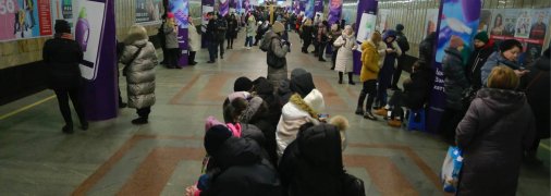 Киевляне прячутся от ракет на станции метро