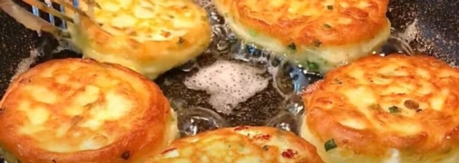 Пышные ленивые пирожки с луком и яйцом