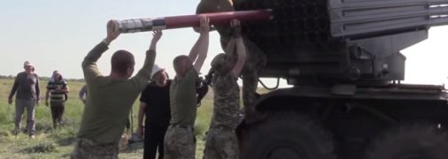 Украинские военные показали, как будут отвечать на обстрелы врага новыми реактивными снарядами для "Града" (видео)