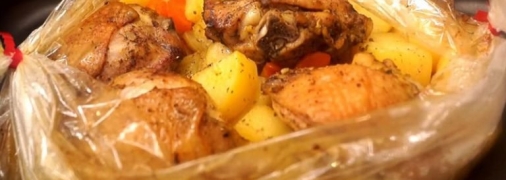 Ароматный картофель с мясом в руками