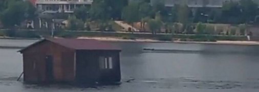 Киевлян озадачил дрейфующий по реке в Киеве дом (видео)