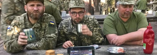 Андрей Сенькив (в центре) в учебном центе