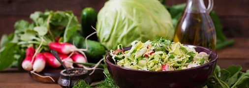 Простой и вкусный салат из молодой капусты