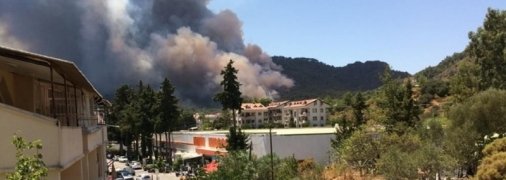 Масштабні пожежі охопили ще один курорт Туреччини: в МЗС розповіли про евакуацію українців (відео)