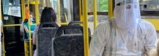 "Зате надійно": в київському тролейбусі помітили чоловіка в супер-масці (фото)