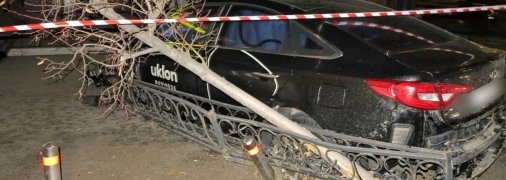 Такси вылетело на тротуар и "впечаталось" в ограждение