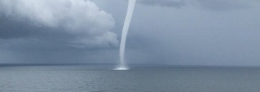 В Черном море разбушевался смерч: "аква-апокалипсис" сняли на видео