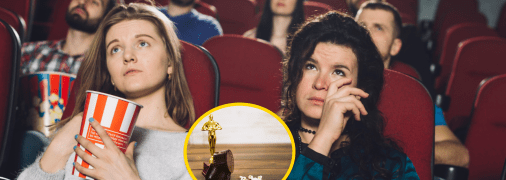 Люди смотрят фильм в кинотеатре