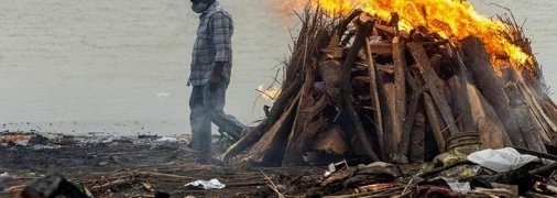 На берег священной реки в Индии выбрасываются тела сотен жертв коронавируса (видео)