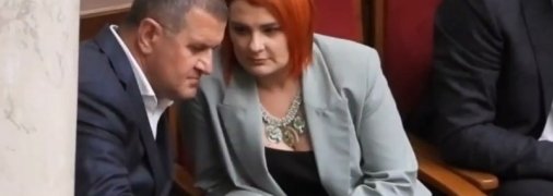 Народная избранница сверкнула необычным украшением в пышном декольте (видео)