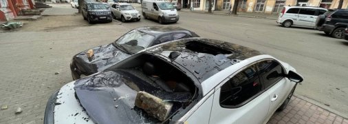 В центре Одессы разрушился фасад кинотеатра: пострадали припаркованные у здания машины (фото)