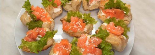 Слойки з червоною рибою