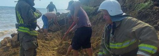 Поиски туристов под завалами на курорте в Одесской области: что сейчас происходит на месте ЧП (видео)