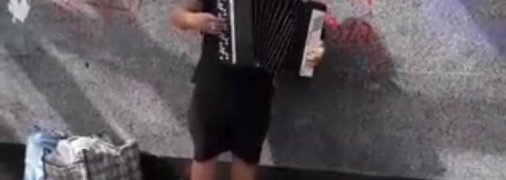 Уличный музыкант