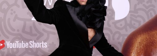 Гарри Стайлз всегда удивляет фанов своим стилем