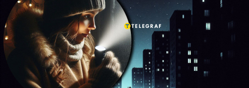 Дівчина світить ліхтариком