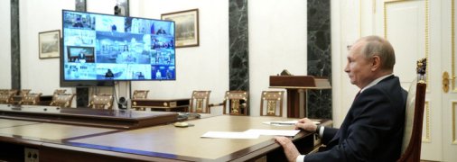 "Бункерний дідусь": прес-служба Кремля допустила промах і показала Путіна "без фільтрів" (фото)