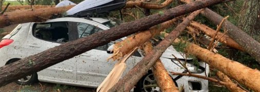 На Россию обрушился смертельный ураган: уничтожены дома, пострадавших увозят на вертолетах (видео)