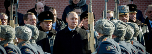 Владимир Путин принимает военный парад под стенами Кремля