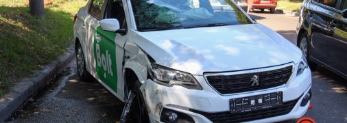 В результате опрокидывания автомобиля такси в Днепре пострадал водитель