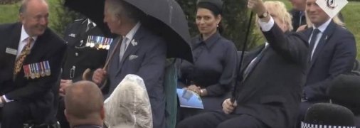 Порыв ветра сделал из зонта Джонсона “спутниковую тарелку“ на траурной церемонии в Англии (видео)