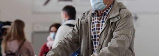 Пенсионеры могут уберечь себя с помощью вакцинации, но сделала это только пятая часть