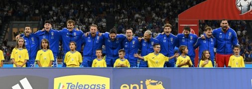 Итальянцы выигрывают после первого тайма со счетом 2:1