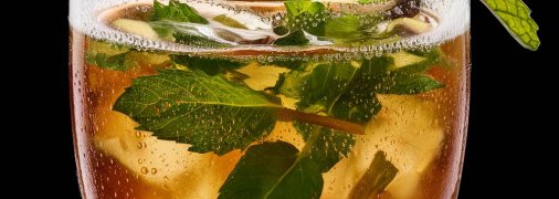 Фруктовий холодний чай стане справжнім спасінням у спеку (зображення створено за допомогою ШІ)