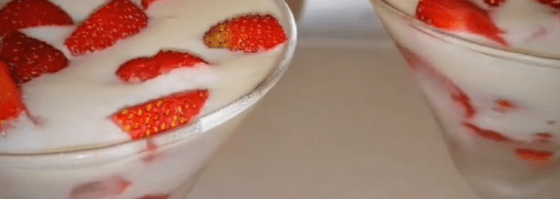 Легкий десерт с клубникой