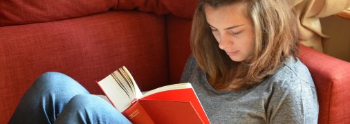 Дівчина читає книгу