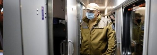 Неадекватные девушки бегали голыми в поезде Киев-Львов: видео попало в сеть