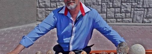 Не пасхальные, а мировые рекорды: "волынский Фаберже" виртуозно просверлил на яйцах тысячи отверстий