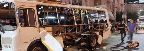 Дюжина пострадавших и обломки на всю улицу: в России взорвался пассажирский автобус (видео)