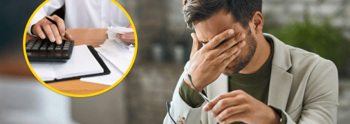 Калькулятор та чоловік, що закрив обличчя рукою