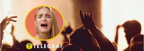 Люди слушают трогательный трек 2000-х