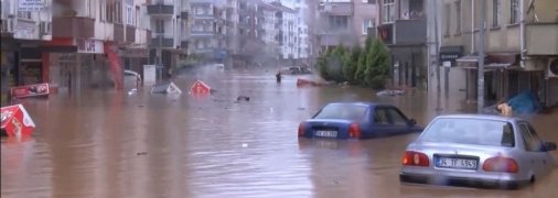 У курортній Туреччині - стихійне лихо: людей вивозять на човнах (фото, відео)