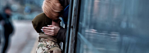 Зворушливі прощання, сльози та поцілунки: як виглядає Різдво на вокзалі Донбасу (фото)