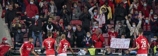 Яремчук с партнерами празднует гол