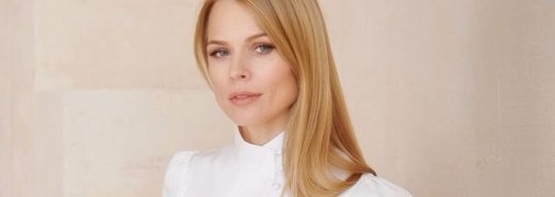 Всегда сдержанная Оля Фреймут засветила обнаженную грудь под жакетом (Фото)