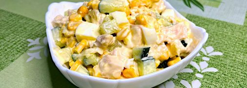 Салат с курицей, кукурузой и домашними сухариками